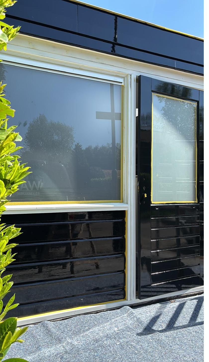 Zwart hoogglans lakwerk met zorgvuldig afplakwerk