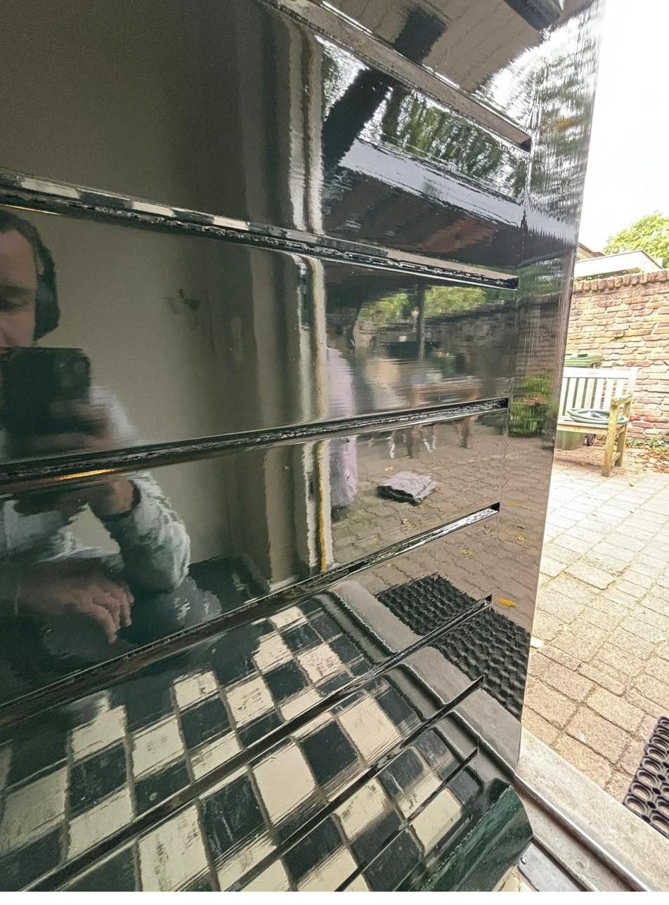 Detail hoogglans zwart lakwerk