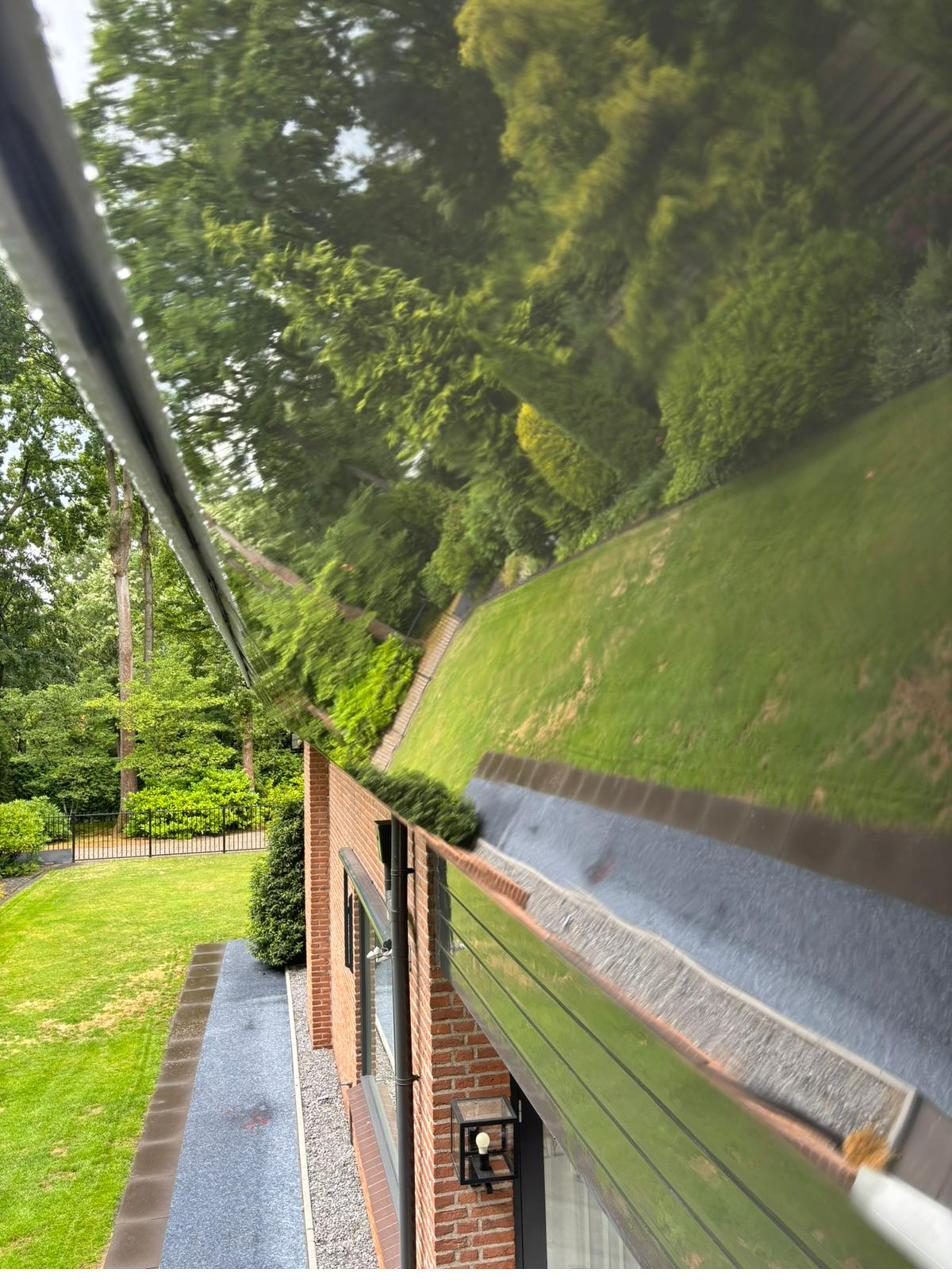 Reflectie in hoogglans zwart lakwerk