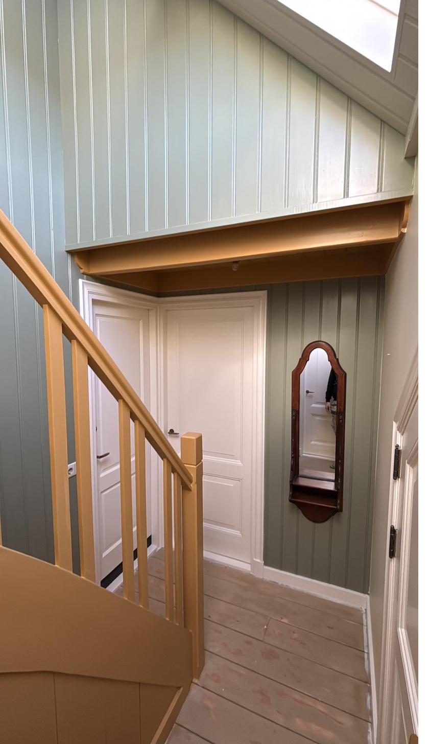 Trap en hal in salie met oker accenten