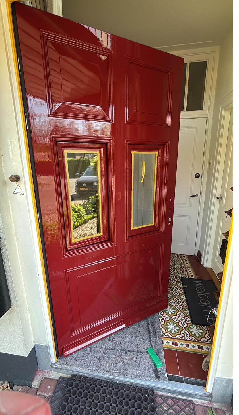 Hoogglans rode voordeur — vakwerk van Witkwast